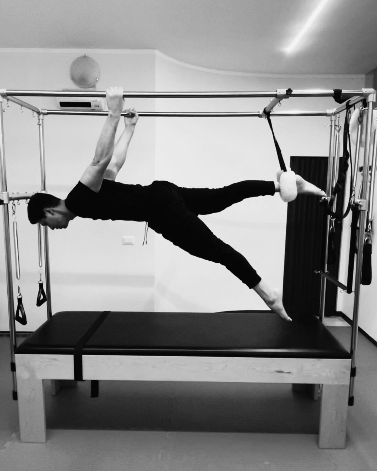 Esercizio di Pilates al Cadillac nello Studio Pilates Wellness Gardenia Blu a Modena
