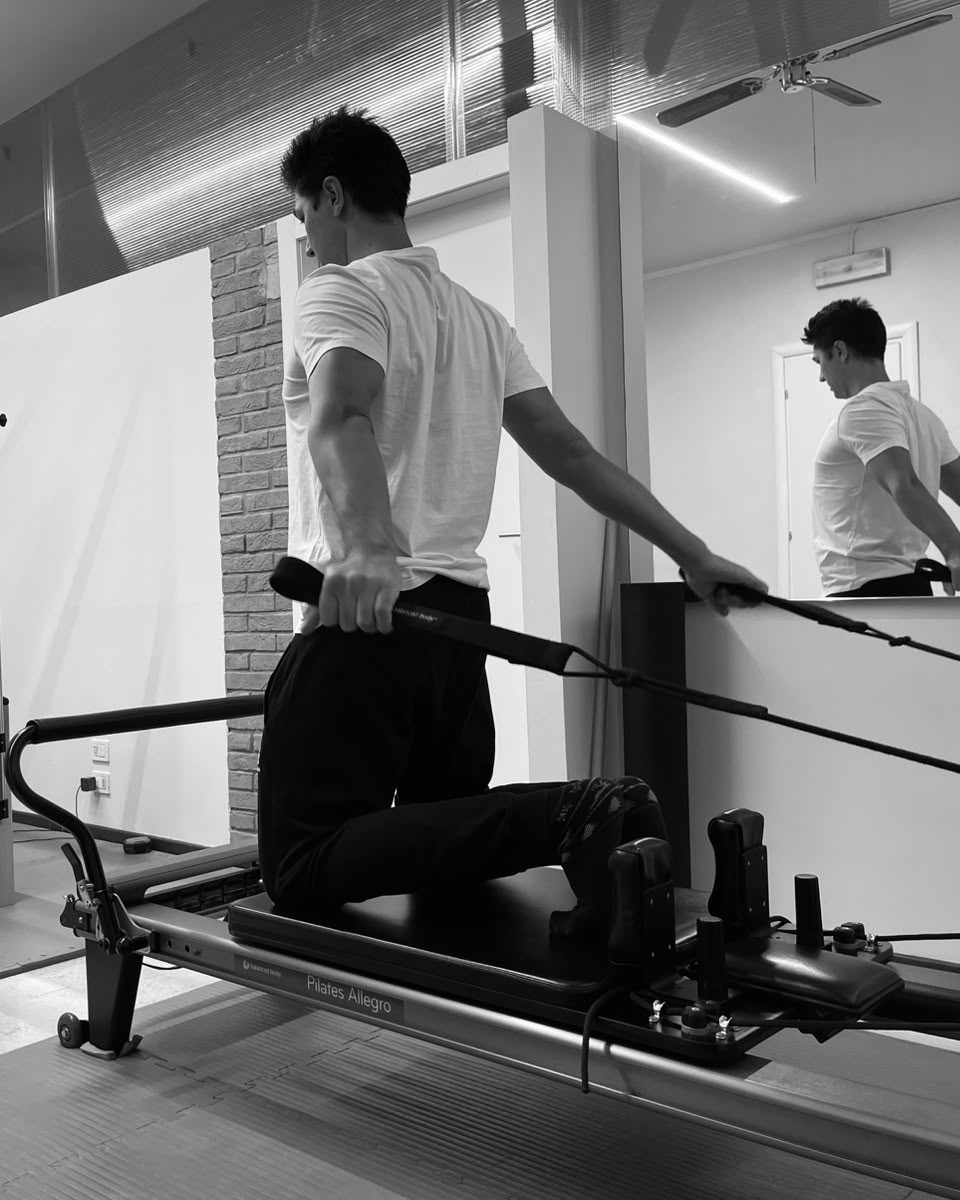 L’istruttore dello Studio Pilates Gardenia Blu sul Reformer, Modena