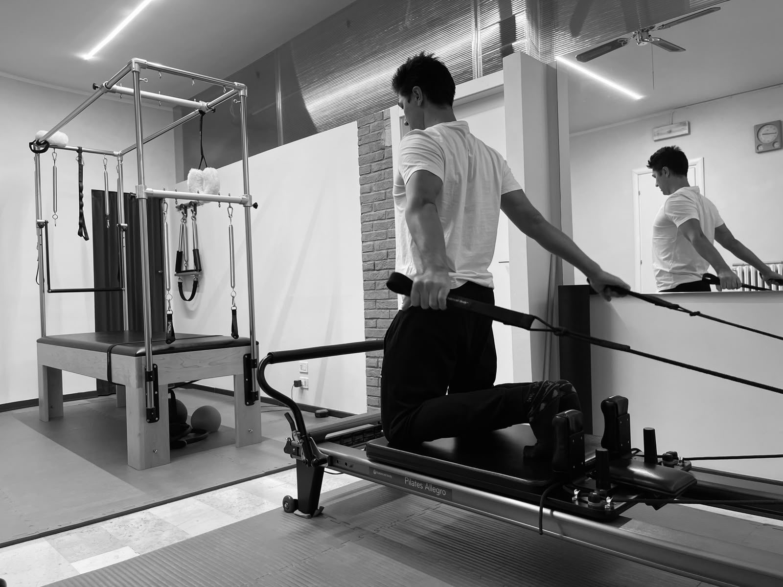 Esercizio sul Reformer con l’istruttore, Studio Pilates Gardenia Blu